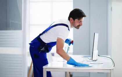 ZH-Umzug-Büroreinigung-Tische-Putzen