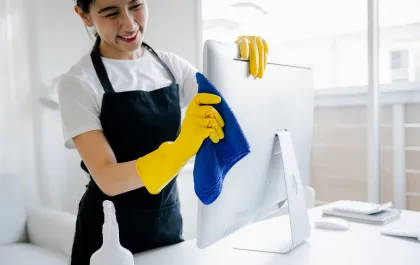 ZH-Umzug-Büroreinigung-am_putzen