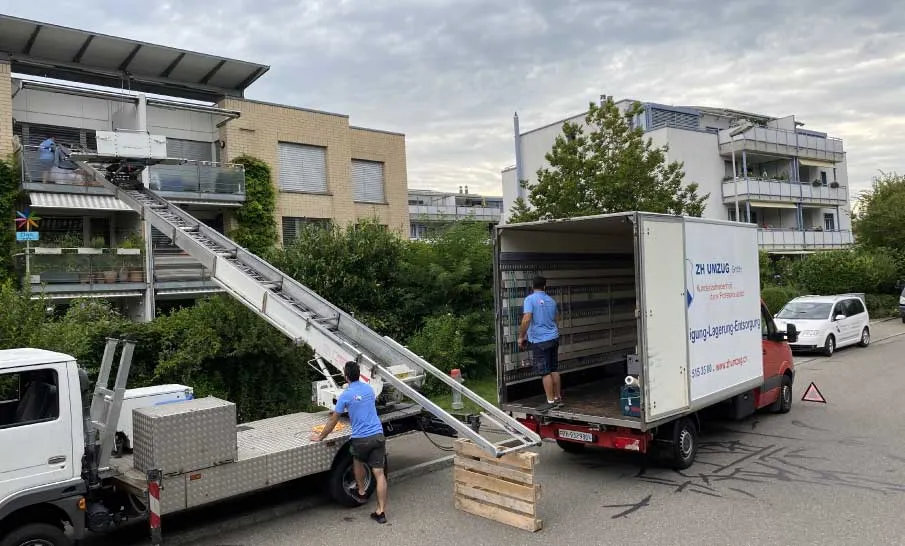 ZH-Umzug-Entrümpelung-Mit-Möbellift